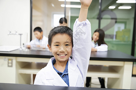 小孩举手上实验化学课图片