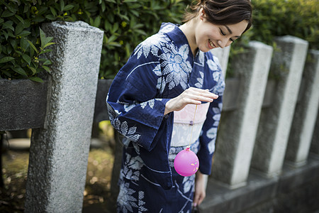 手拿水球的和服美女图片