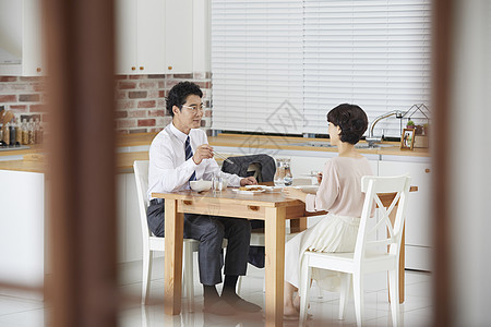 享用早餐甜蜜的夫妇图片