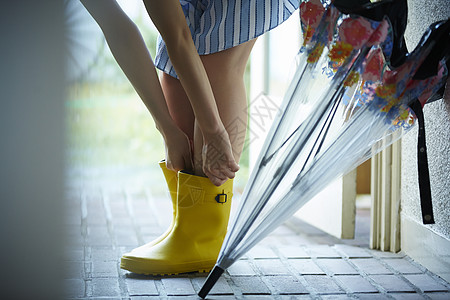 在雨中散步的年轻忧郁女性图片