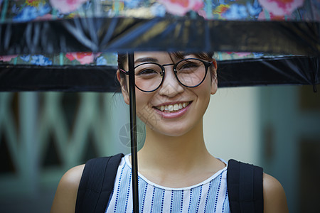 在雨中散步的年轻忧郁女性面部高清图片素材