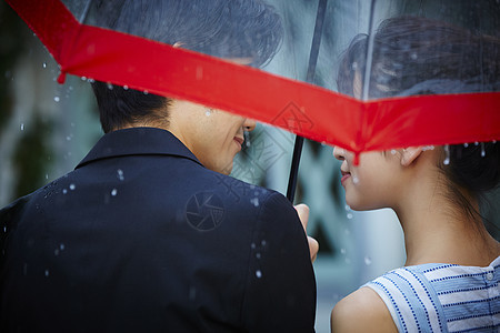 共撑一把伞白天两个人走在雨中的夫妇暴雨高清图片素材