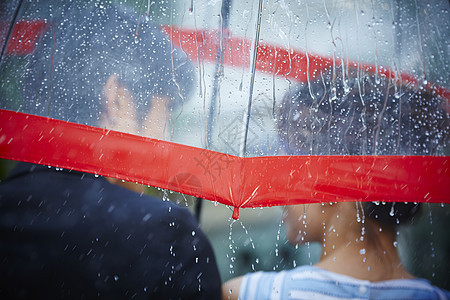 在雨中撑伞的情侣快乐高清图片素材