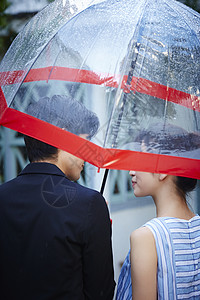在雨中撑伞的情侣图片