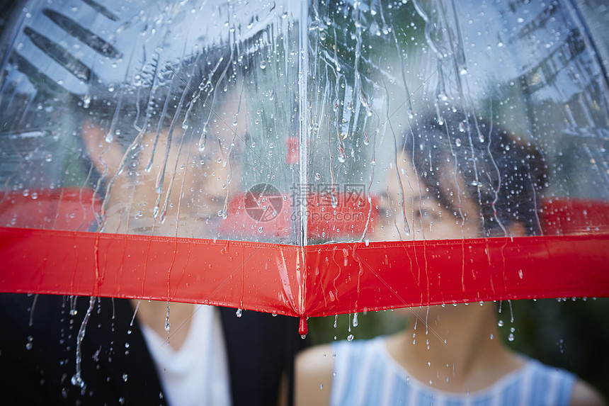 在雨中撑伞的情侣