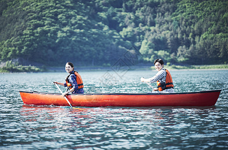 玩救生衣乐在其中划独木舟的夫妇图片