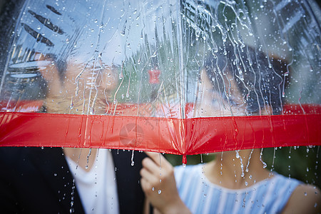 走在雨中打伞的情侣幸福高清图片素材