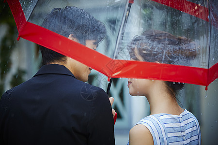 走在雨中打伞的情侣背影笑脸高清图片素材