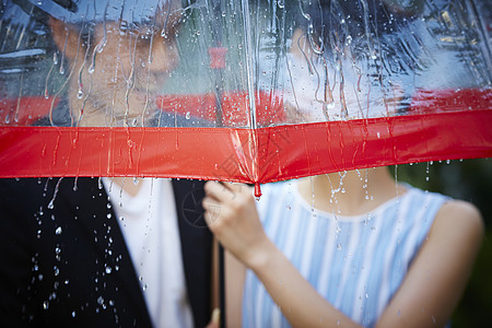 走在雨中的夫妇双人高清图片素材