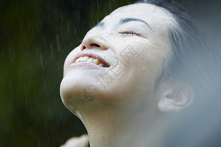 享受雨中的女人图片