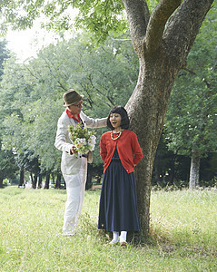 老人给妻子惊喜送花图片