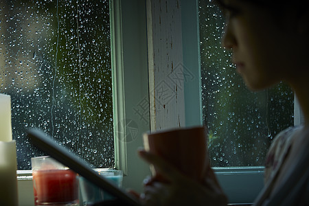 下雨天在家放松的妇女图片