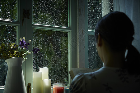 下雨天在家放松的妇女图片