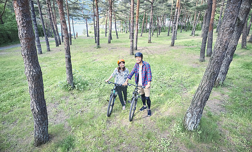 假日公园骑登山车的夫妇图片