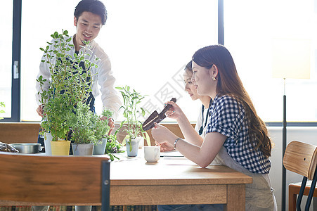 男花艺师给同学们讲述花艺知识图片