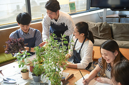 男性花艺师给学员介绍花艺图片