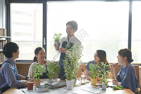 男性花艺师给学员介绍花艺图片