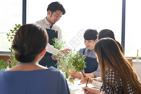 男性花艺师给学员介绍花艺图片