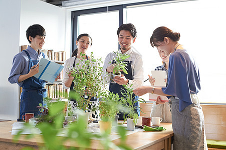 园艺课堂学习种植的学生和讲师图片