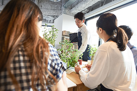 园艺课堂学习种植的学生和讲师图片