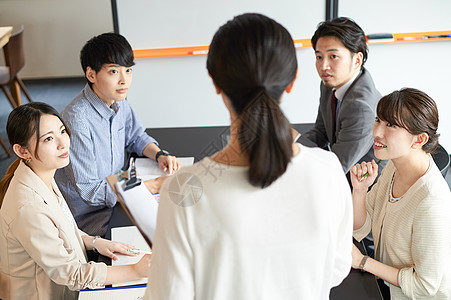 语言学校课堂上的讲师和学生高清图片