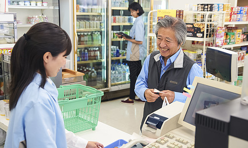 顾客在便利店的收银台排队图片