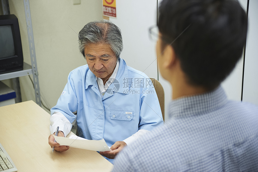 采访便利店店员图片