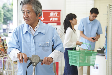 在便利店的工作的老年人图片