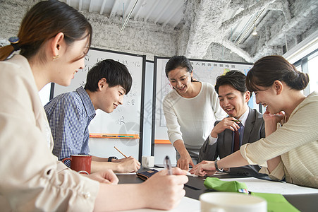 语言学校指导学生的老师图片