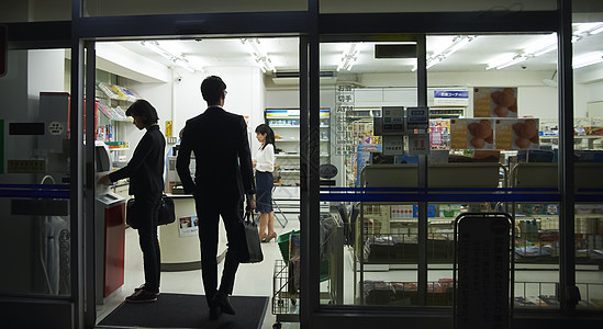 日本灯会男人在便利店购物背景