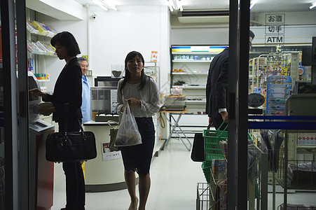 女士回家的路上在便利店购物图片