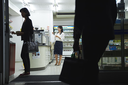 女生在便利店购物图片