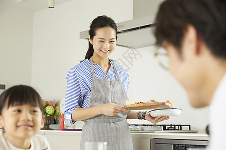 木乃伊男人流行家人吃饭图片