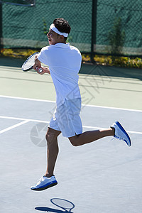 网球场训练的网球选手图片