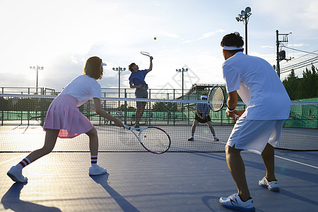网球选手网球场全体男子和女子打网球双打高清图片