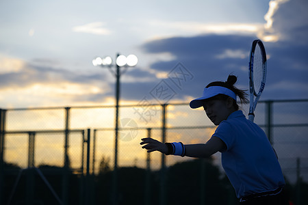 敲击活泼的波动打网球的女人图片