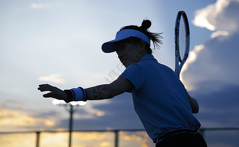 挥舞棍棒优良打网球的女人图片