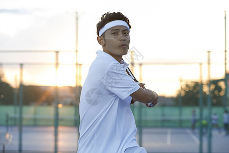 夕阳晴朗选手打网球的人图片