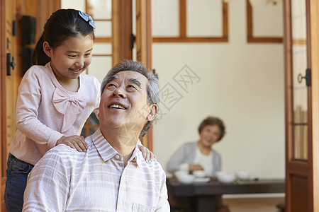 坐安慰老人祖父祖母孙女图片