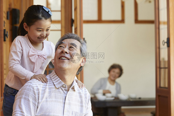 坐安慰老人祖父祖母孙女图片