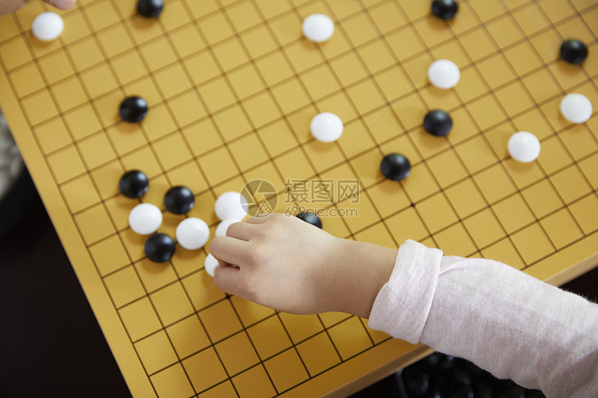 爷孙女下围棋图片