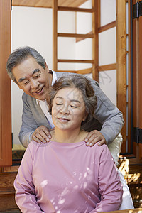 闭上眼睛快乐韩国祖父祖母老夫妇图片