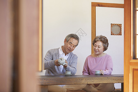 老年夫妇喝茶图片