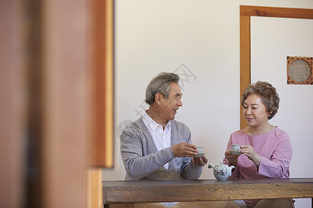 祖父祖母陪着喝茶图片