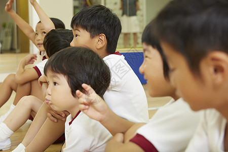 男垫子儿童孩子们在体育课教学教学故事图片