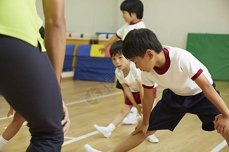 小学生教练室内体操课堂教学儿童准备练习背景图片
