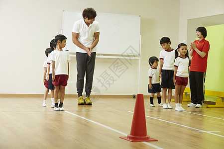 体育课指导学生锻炼运动的教师背景图片