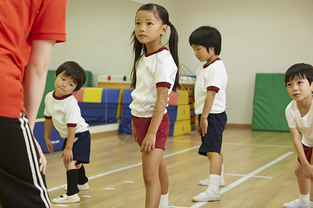 学校体育课穿着运动装的孩子们背景图片