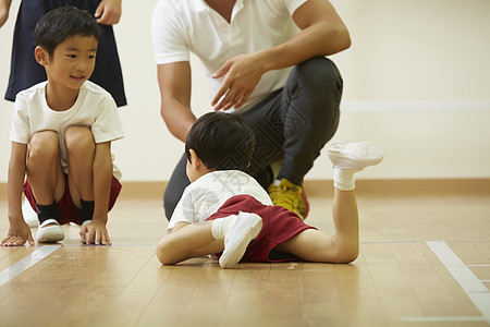 体操课堂的孩子们图片