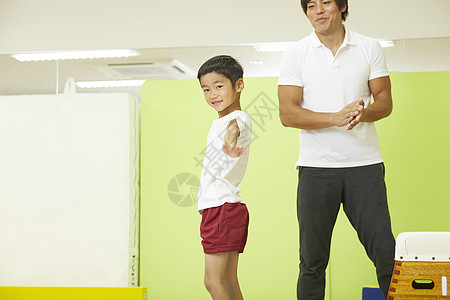 体操教室练习的小男孩背景图片